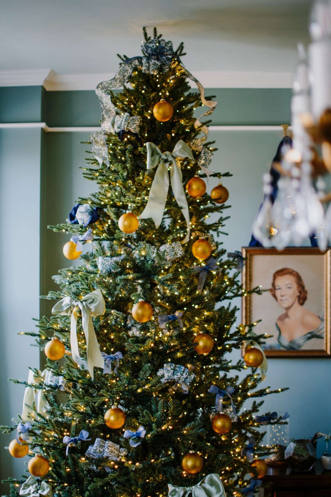 Looking for that late season deal on a holiday tree? @loweshomeimprovement has their twinkling trees with smart lighting on sale, just in time for that final week before the holidays OR getting ahead on next year. This 9' tree was incredibly easy to put together and it has warm white lights (IYKYK). I've linked the two that I have, plus a few others here on LTK!
#ad #lowespartner


#LTKGiftGuide #LTKHome #LTKHoliday