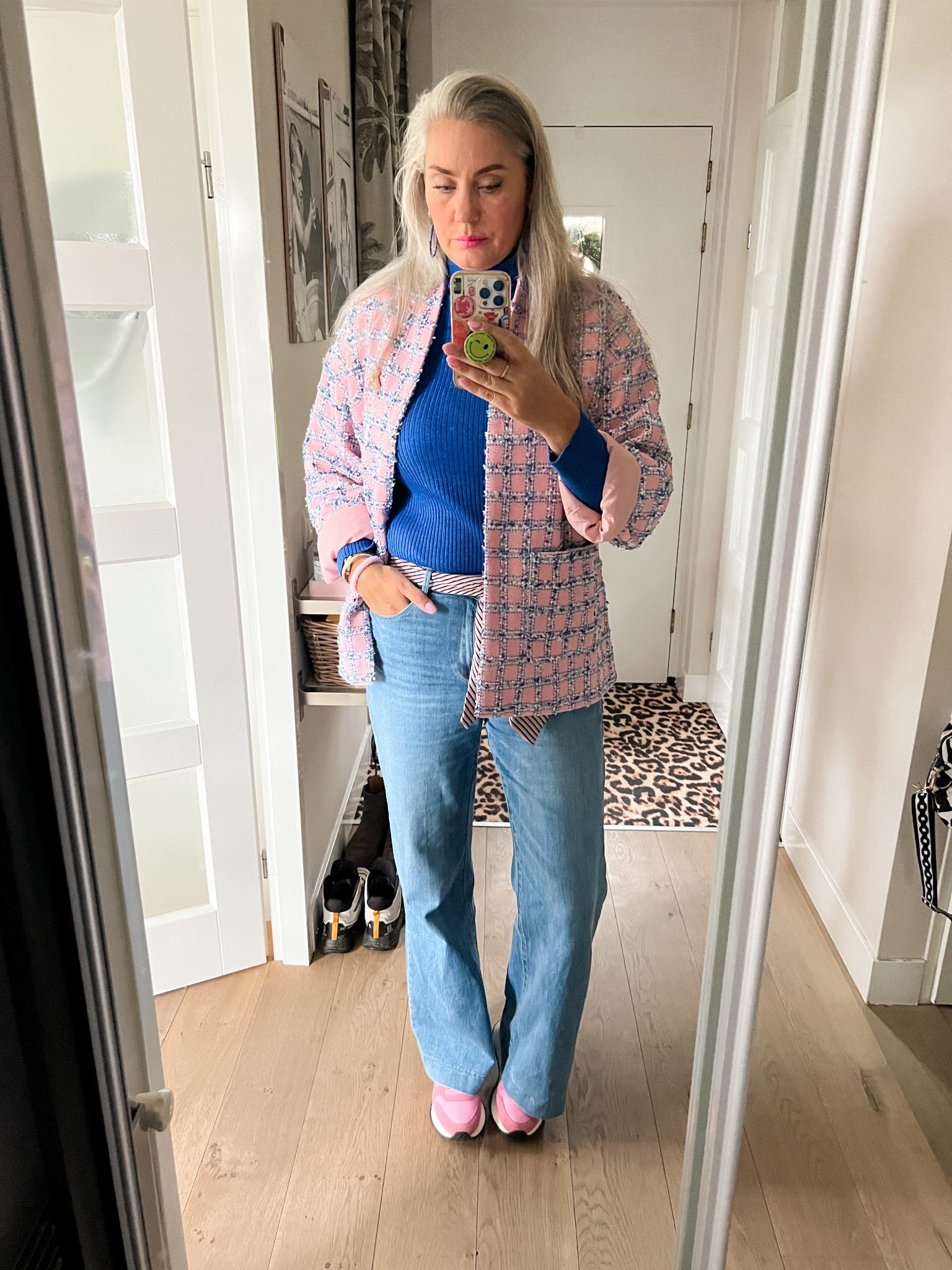 OOTD - Zaterdag. Poespas x Amaya blazer over een glitterende kobaltblauwe coltrui (L, https://hema-nl.mtpc.se/5812358), spijkerbroek model Whitney van Norah (maat 40/34”) roze sneakers. Stropdas als riem. 

#LTKeurope #LTKwinter #LTKnederlands