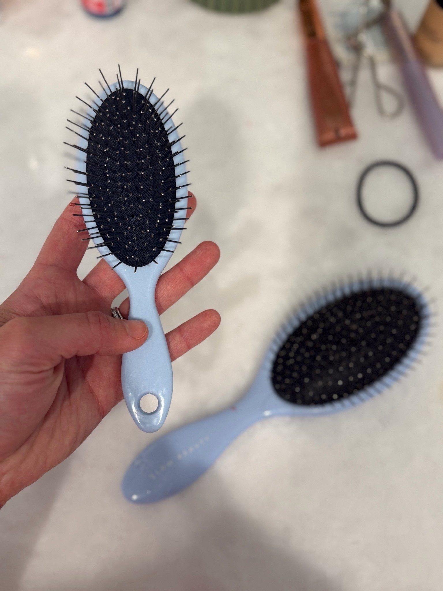 Brush so good I needed to mini 🤌🏻

Purse brush @Glow Beauty Hair