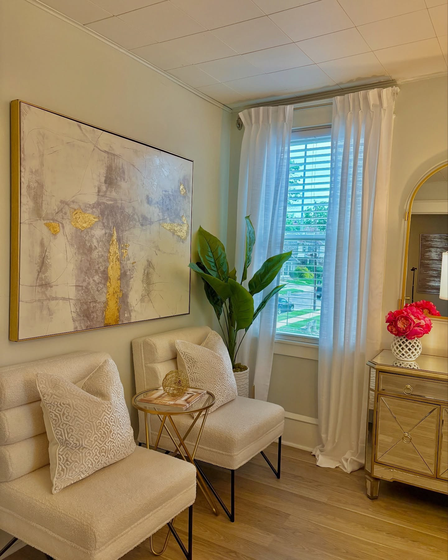 @twopageswindow ....Curtains add such an elegant vibes to a bedroom.. 
Shop yours here by using my code "AngeDVA" to get a 22% off here's the link below and you can find it  on my Linktree and story also.
https://twopagescurtains.com/hwofavao 

like✨Comment✨Share✨
Follow @angedvabdecor for more inspiration 
click on my linktree to shop 🛍️
my home 🏡 

 #white #whitehouse #whitegold @twopageswindow #interiordesigninspiration #decoracion
#decorideas
#deco #decoraciondeinteriores #decoration
#homeinteriors #pinkdecor #naturaldecor