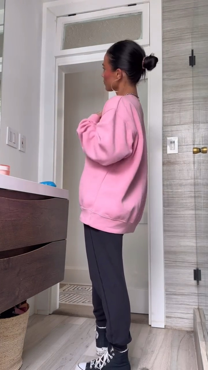 You want to spice up your sweats? The secret is always in the details.

Jewelry. A hair accessory. A fun shoe. That’s it.

You don’t need a new wardrobe. You just need to know where to add the personality. 🌸❤️