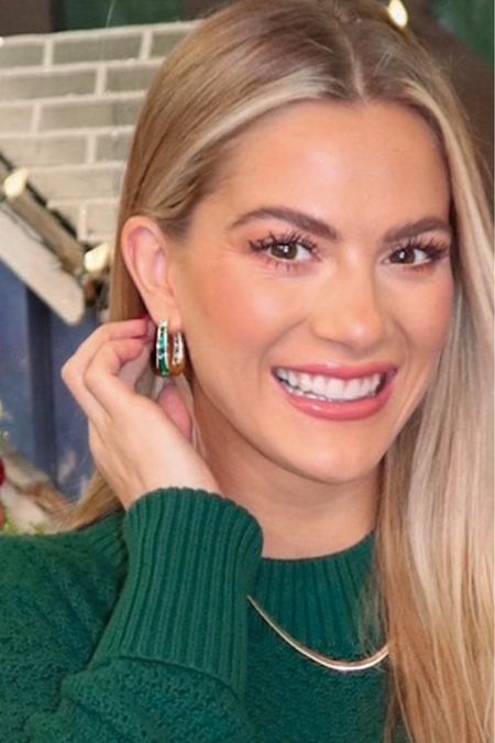 Kendra Scott’s Yellow Friday deals are live. Hey 40% off Fashion Jewelry like these emerald huggie earrings and 25% Off Demi + Fine + Mens + Watches like this gold herringbone necklace for $150 instead of $200

#LTKGiftGuide #LTKHoliday #LTKCyberweek