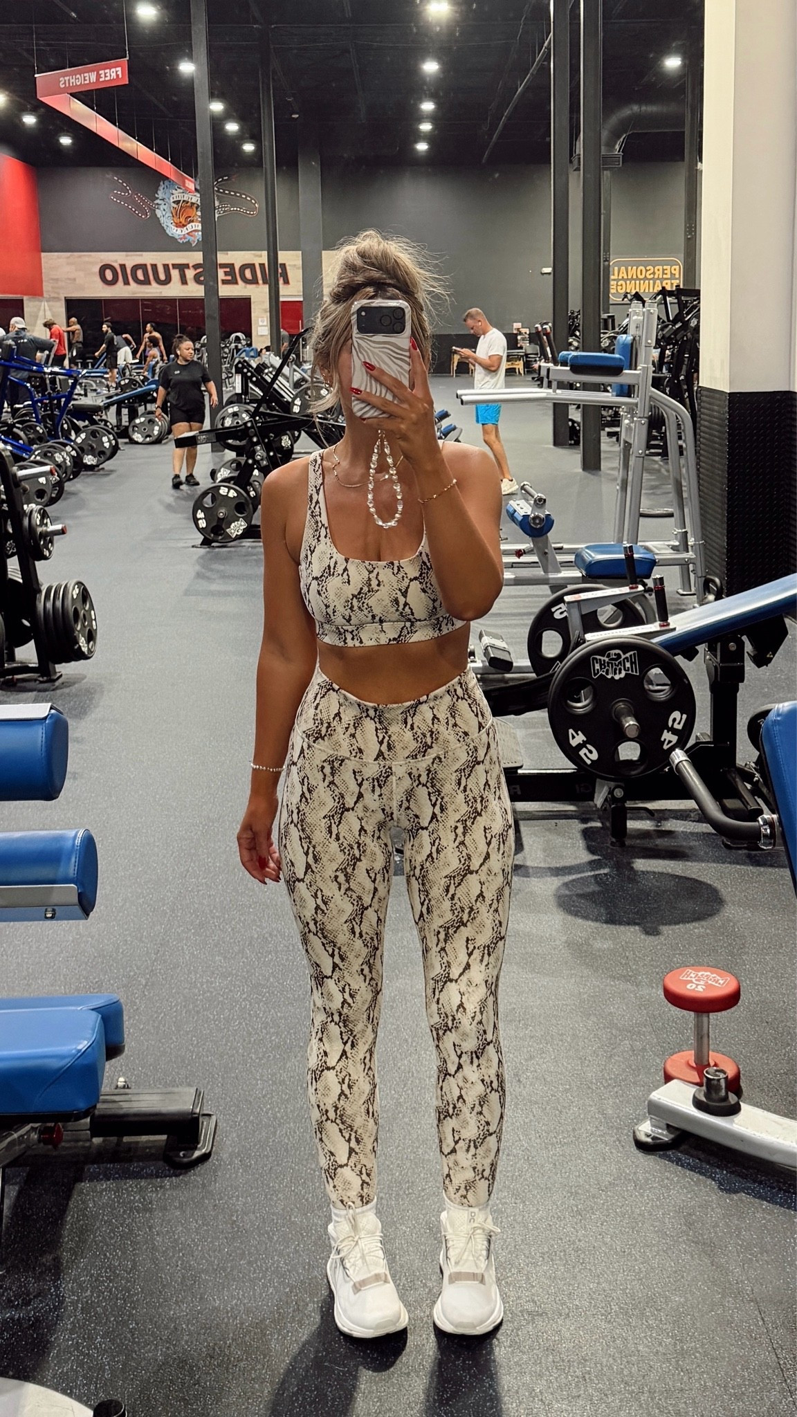 today’s gym OOTD! lovee this print, this set fits so good and the top has adjustable straps. i’m in a size S top, M leggings. fabletics @Fabletics

#LTKfitnessgoals #LTKActive