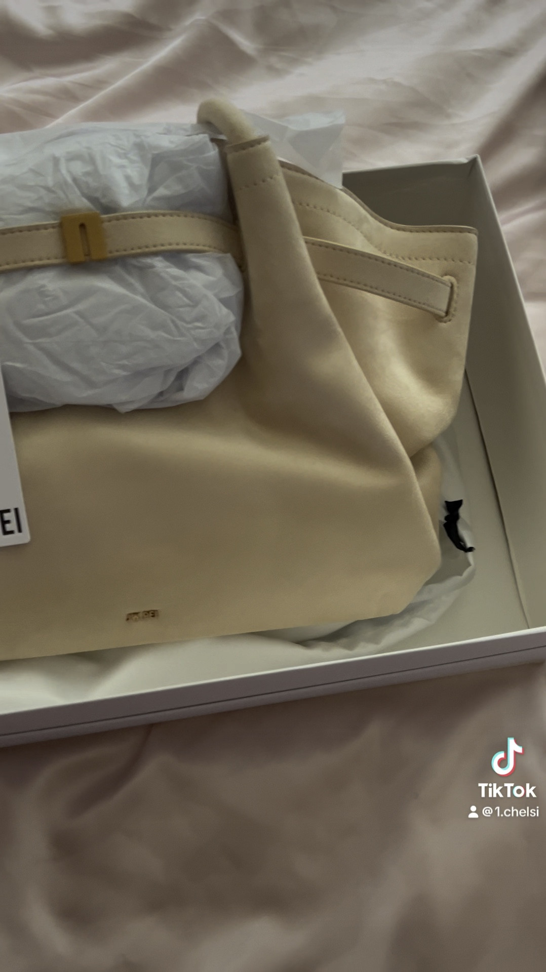 JW Pei unboxing. New bag can’t wait to wear it !! 