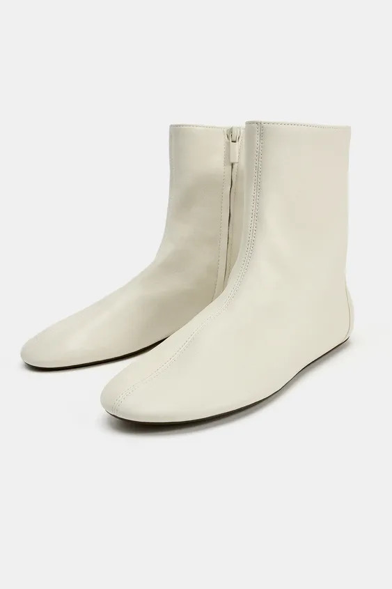 Soft leather ankle boots. Stitching detail on the top. Side zip fastening. Round toe.Heel height:... | Zara IT