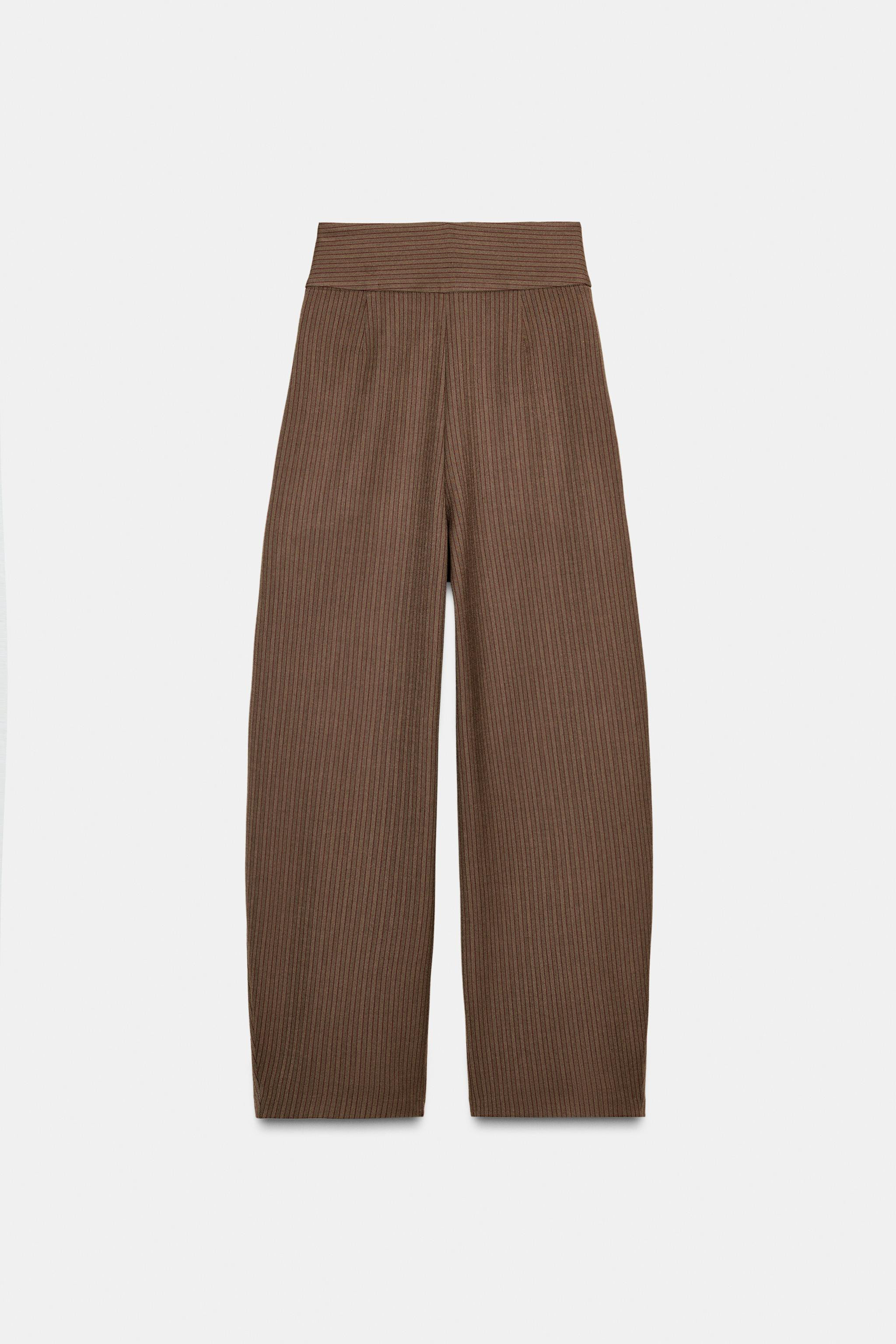 High-waist trousers made from a viscose blend yarn. Featuring front pleat details. Hidden side se... | Zara UK