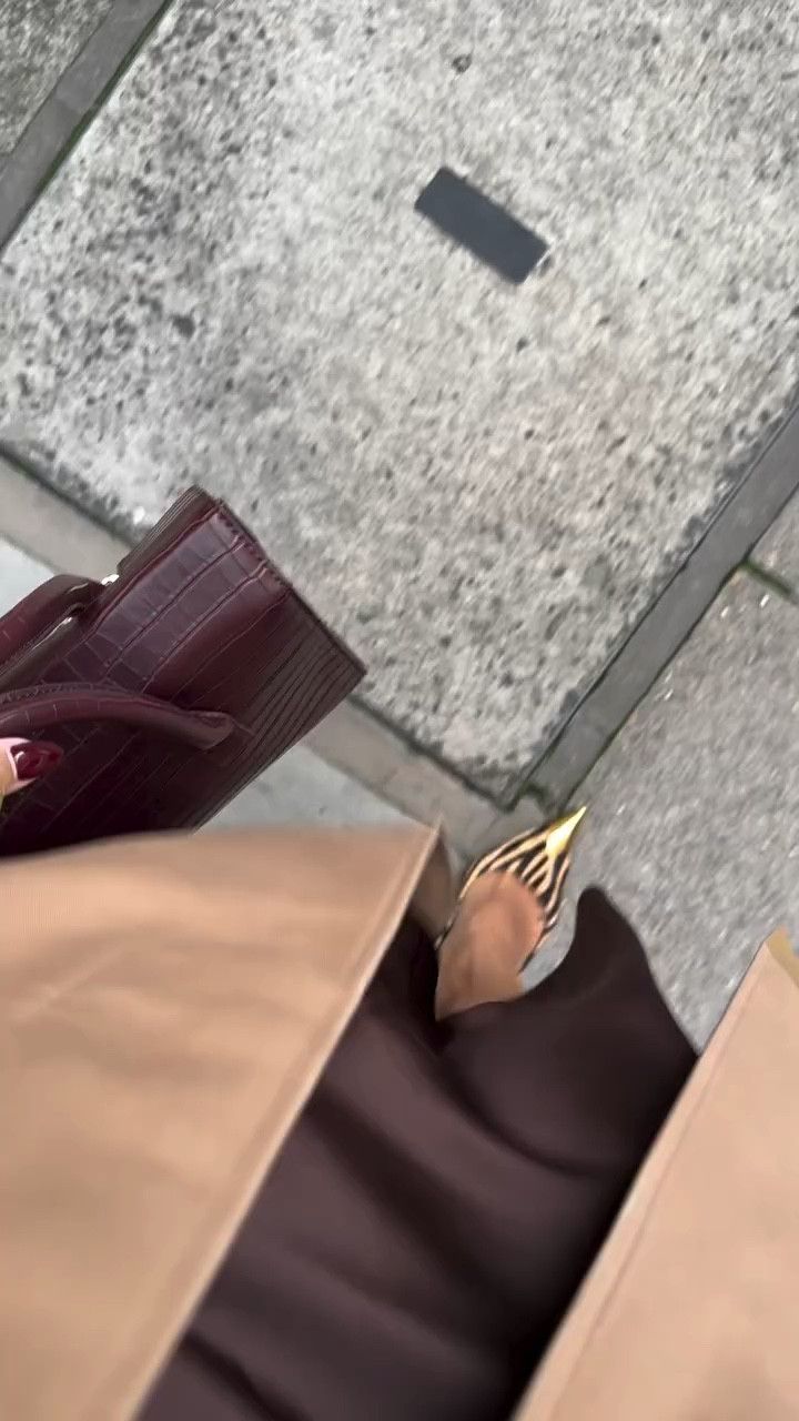 I mean it’s so perfect ♥️🤎
.
.
.
#ootd #lotd #brown #red #burgundy #trenchcoat #autumn #fall #autumnstyle #leopardprint #animalprint #silkskirt #slingback #pointedtoe #brownsolkskirt #darkbrowbskirt #burberry #burberrytrench #burberrytrenchcoat #londonfashion #londonfashionweek #lfw