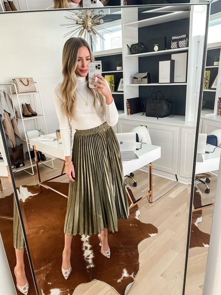 Thanksgiving outfit / holiday outfit : holiday party outfit 

Small in the top and skirt, 7 in the heels. All fit true to size 


#LTKstyletip #LTKshoecrush #LTKHoliday