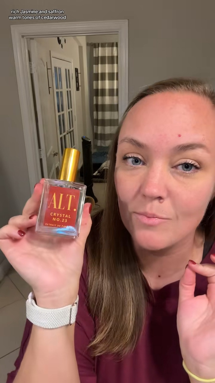 This Crystal #23 perfume totally slays!! 😍👃