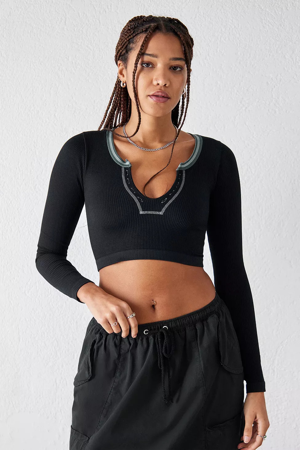 UO Go For Gold Notched Long-Sleeved Crop Top | Urban Outfitters (EU)