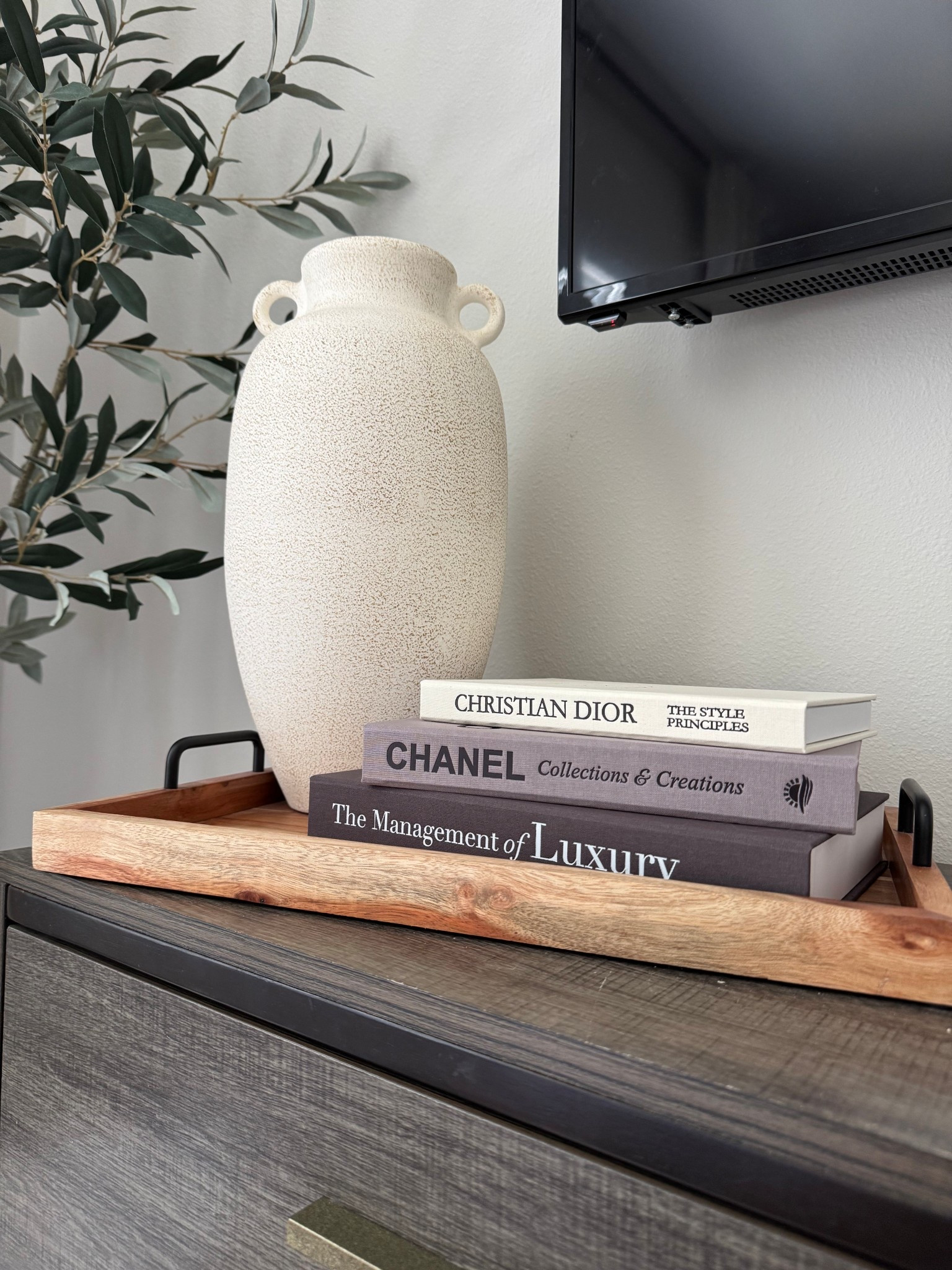 Effortless elegance in every detail 🫶🏼 Styled with a neutral vase, luxe inspired coffee table books, and a sleek wooden tray 🤍 this dresser decor brings a perfect balance of modern and timeless charm 💅🏻

#HomeDecorInspo #ModernHomeStyle #DresserDecor #StyledSpaces #InteriorDetails #NeutralHomeDecor

#LTKSaleAlert #LTKFindsUnder50 #LTKHome