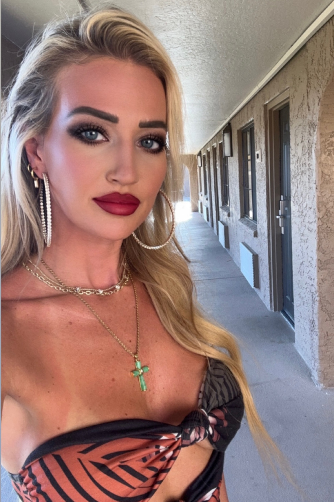 Make up & Jewelry for going out in Scottsdale 💋

#LTKbeauty #LTKstyletip #LTKtravel