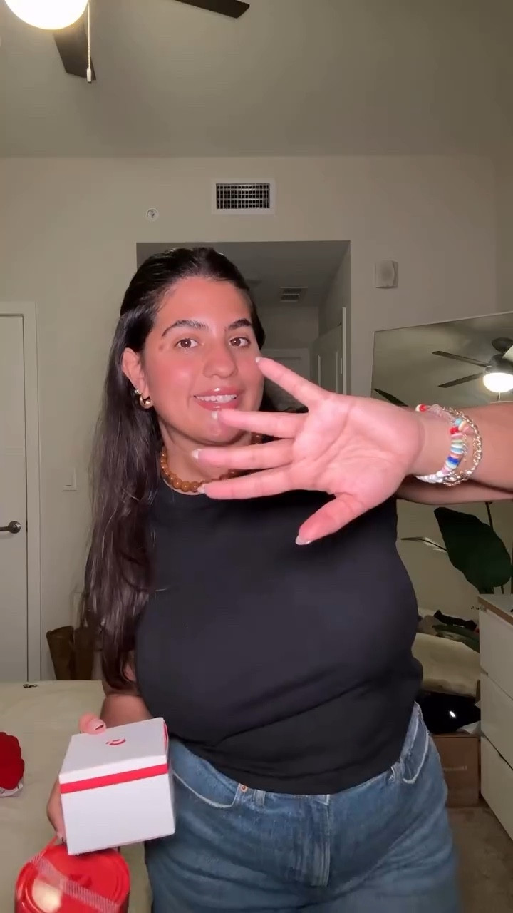 LOVE this gift set from @glossier 

#holidaygifts #giftguide #giftideasforher #giftidea #creatorsearchinsights