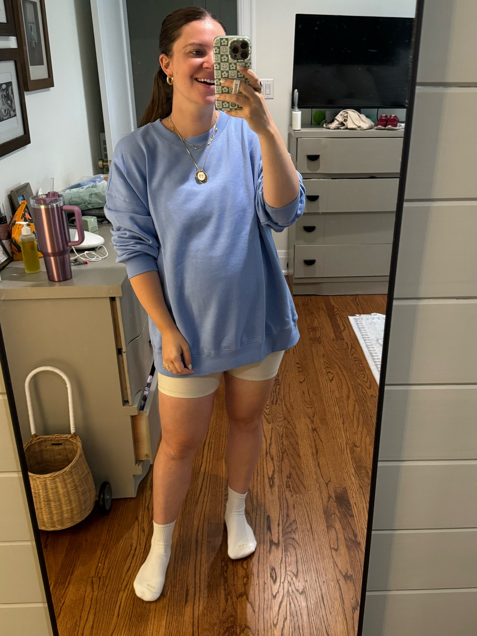 Living in this sweatshirt until further notice 👌🏻 I’m wearing L in sweatshirt for oversized look, L petite in the bodysuit and socks are TTS