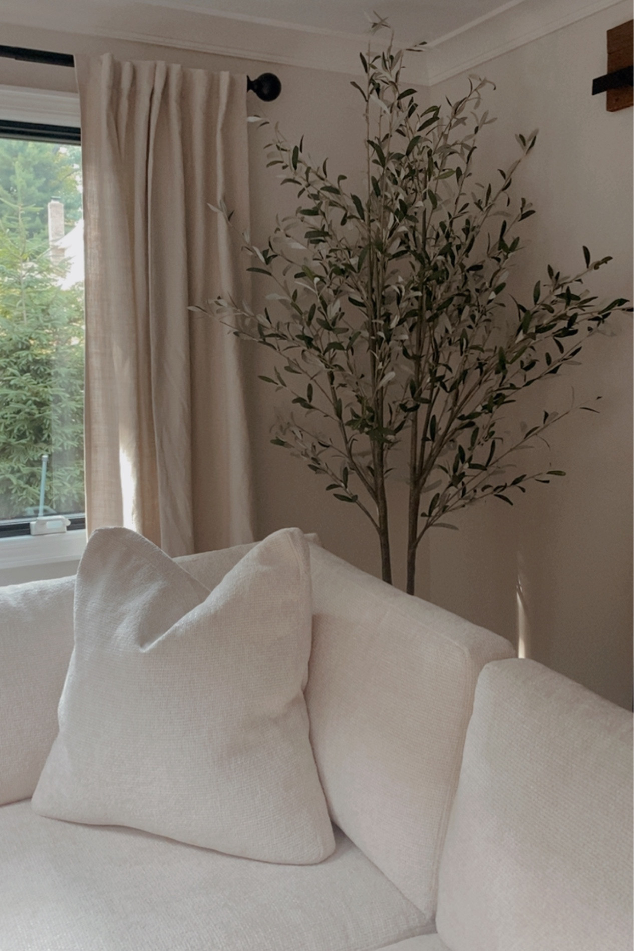 Neutral living room, living room decor, living room furniture 

#LTKHome