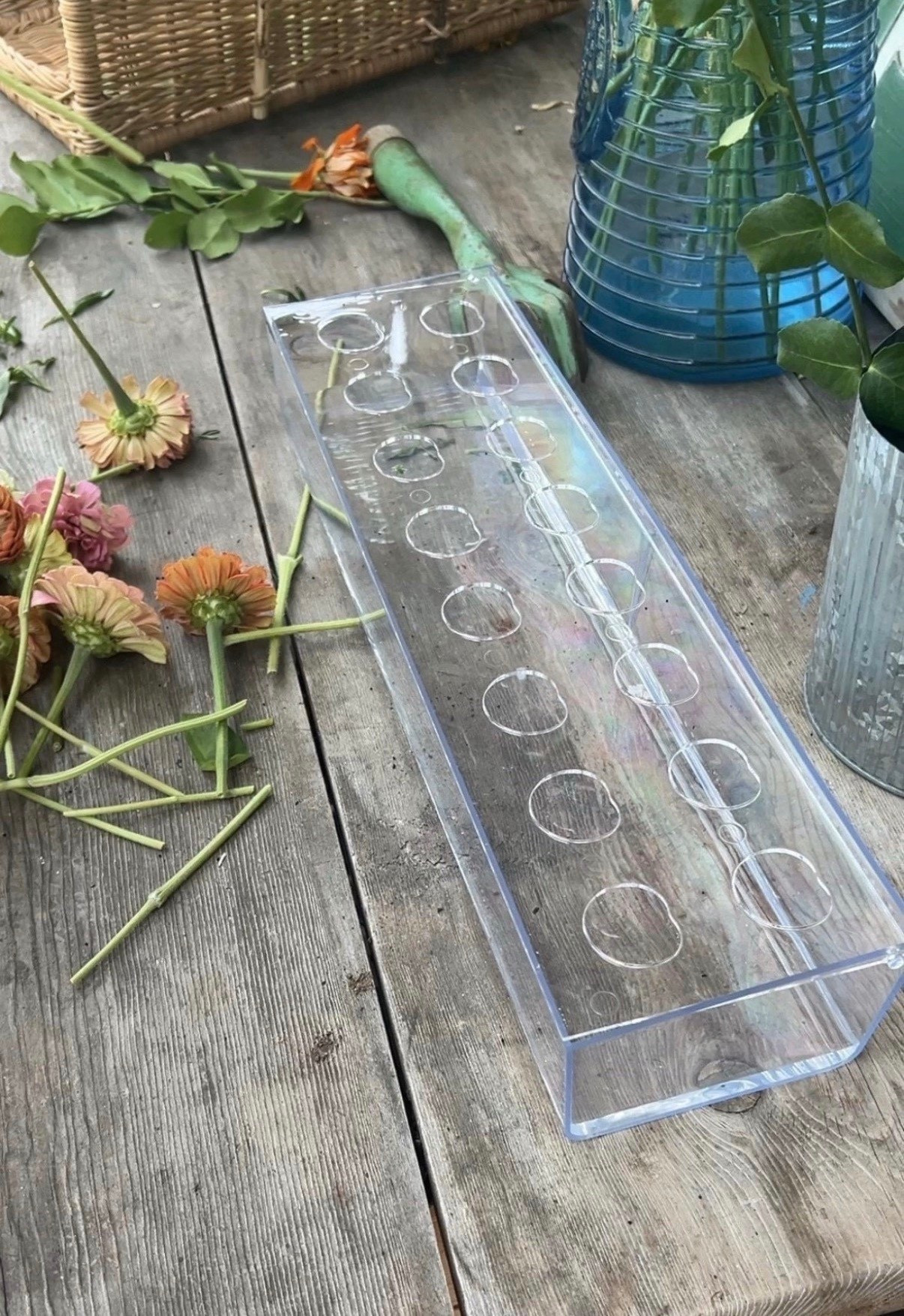 If you want something that makes flower arranging feel simple, these acrylic vases are such a great option! Just add water and a few stems and they come together so easily. A nice, low effort way to display fresh garden blooms 🌸





#LTKSeasonal #LTKU #LTKHome