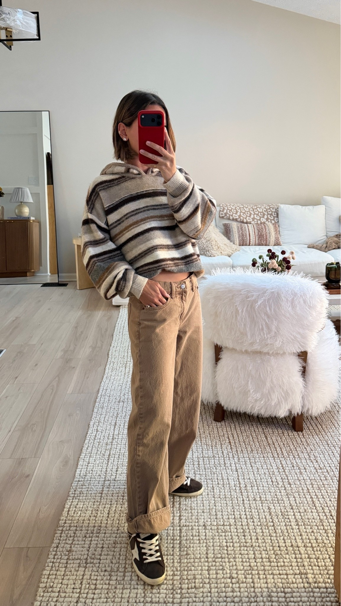 Small sweater 24 short jeans in light brown!