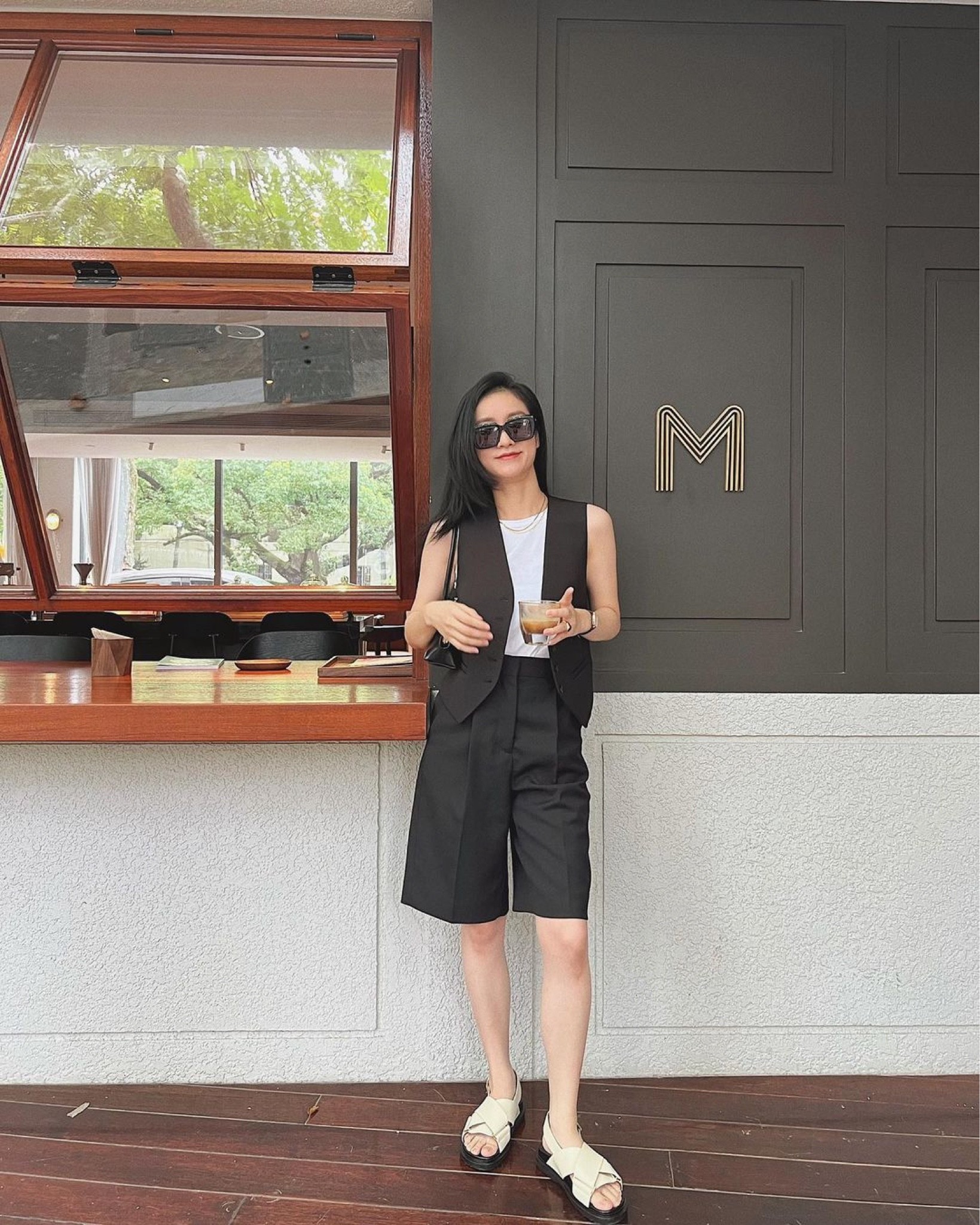 周五好呀！一套周五的黑白拒男穿搭😂

#ootd #marni #acnestudios #bottegaveneta #frankieshop #outfitoftheday #ootdfashion
#LTKchina #LTKasia

#LTKshoecrush #LTKstyletip