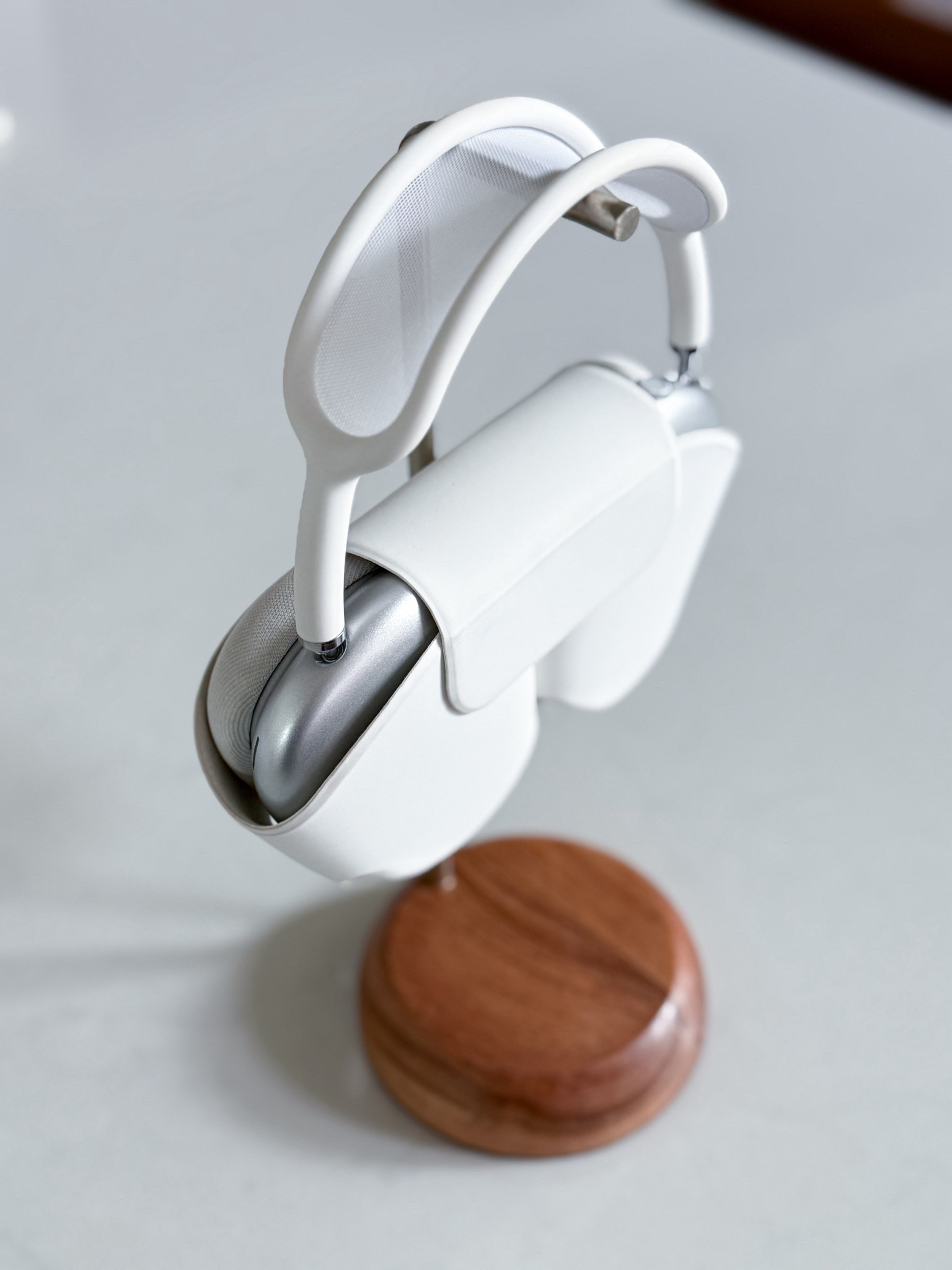 Clean desk, clear mind. I finally upgraded my setup with this minimalist headphone stand & it instantly made my space feel more polished & put together. Perfect for keeping your over ear headphones protected, displayed, & easy to grab. Such a simple swap to make your space look intentional.

minimalist headphone stand - modern desk setup - aesthetic workspace - headphone holder stand - clean desk organization - office desk styling - tech desk accessories - neutral desk decor - white desk aesthetic - work from home setup - gaming desk organization - over ear headphone stand - sleek desk accessories - quiet luxury desk style