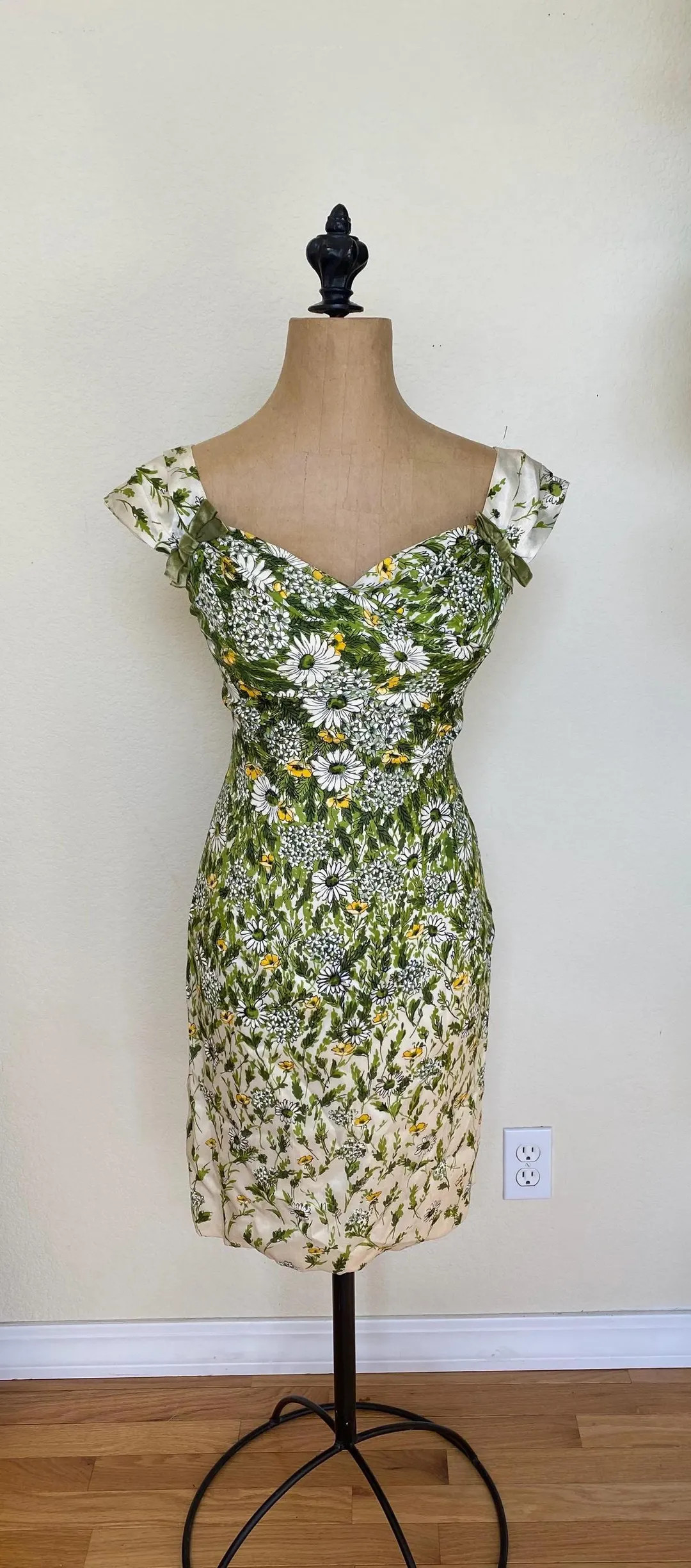 Vintage 1960s Silk Wiggle Dress Daisy Print with Bows Adorable! | Etsy (US)