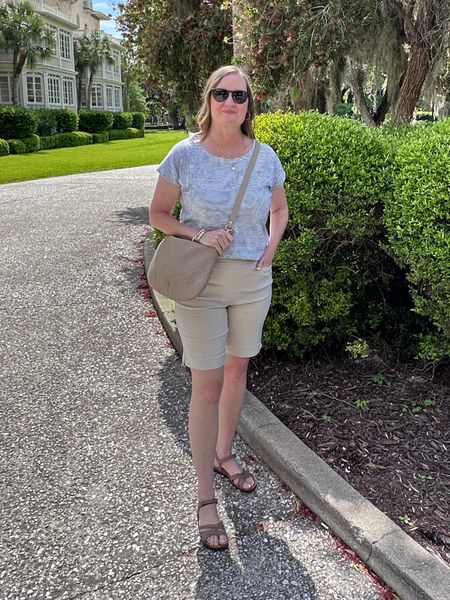 Day 2 outfit of my Spring Coastal Travel Capsule Wardrobe ☀️ We spent the day on Jekyll Island in the historic district seeing the cottage homes  Rockefellers and JP Morgan, saw the site of Horton House and spent some time at Driftwood Beach.  🌊 See the full post on the blog with shopping links, photos and 12 outfit ideas.  