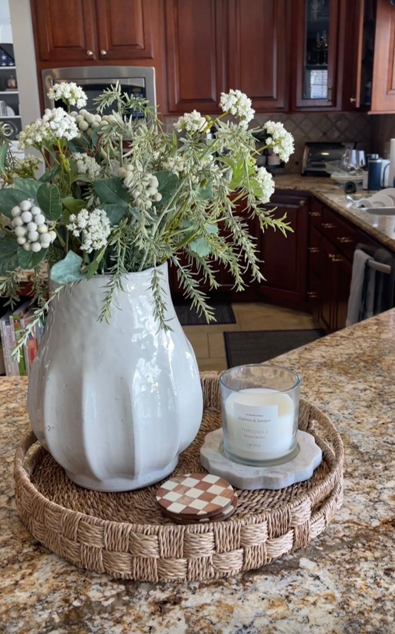 Easy spring coffee table tray styling idea! 
This floral is airy and light which is great for breaking up all the hard surfaces on a coffee table! 🌿