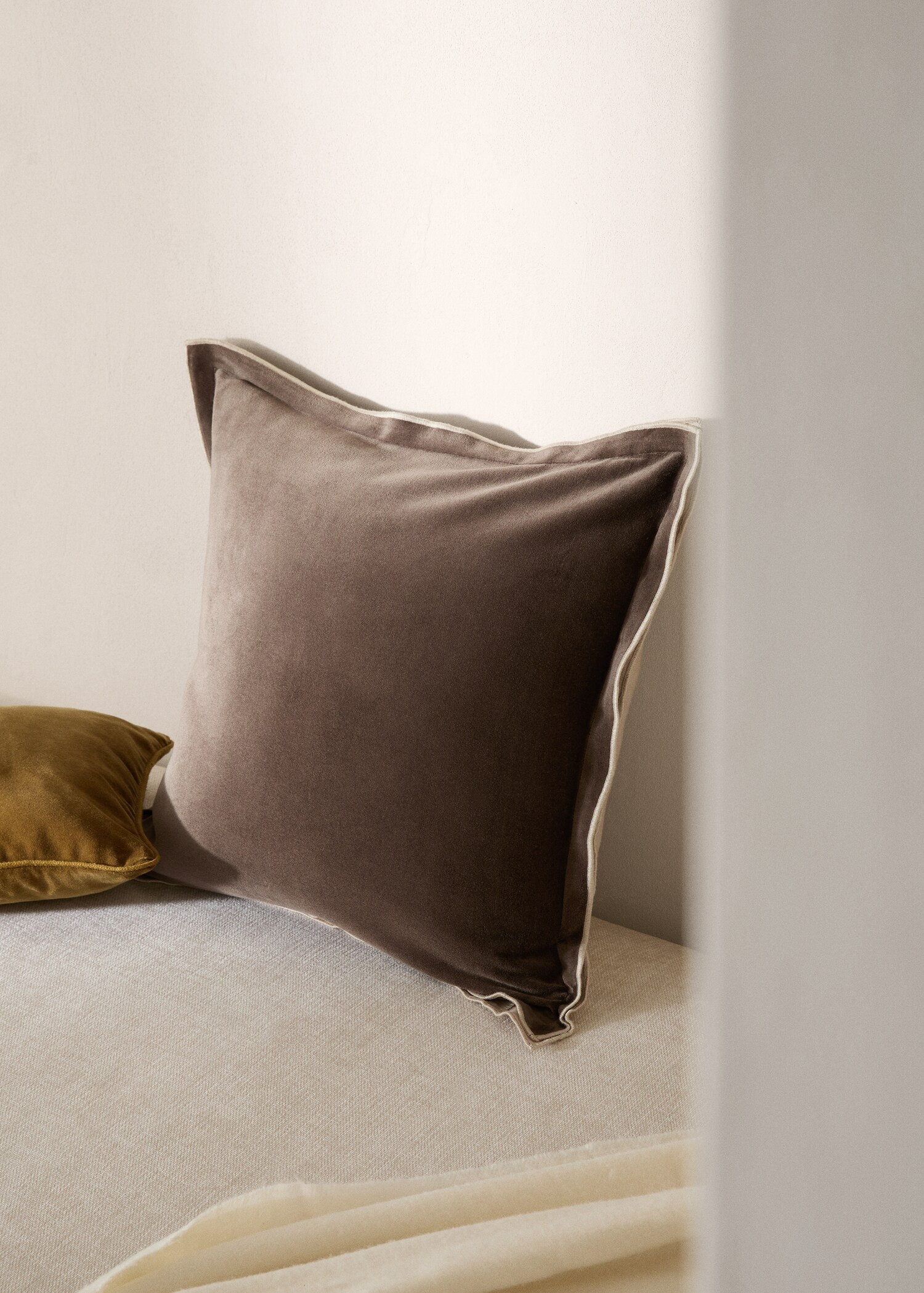 Velvet and linen cushion case | MANGO (US)