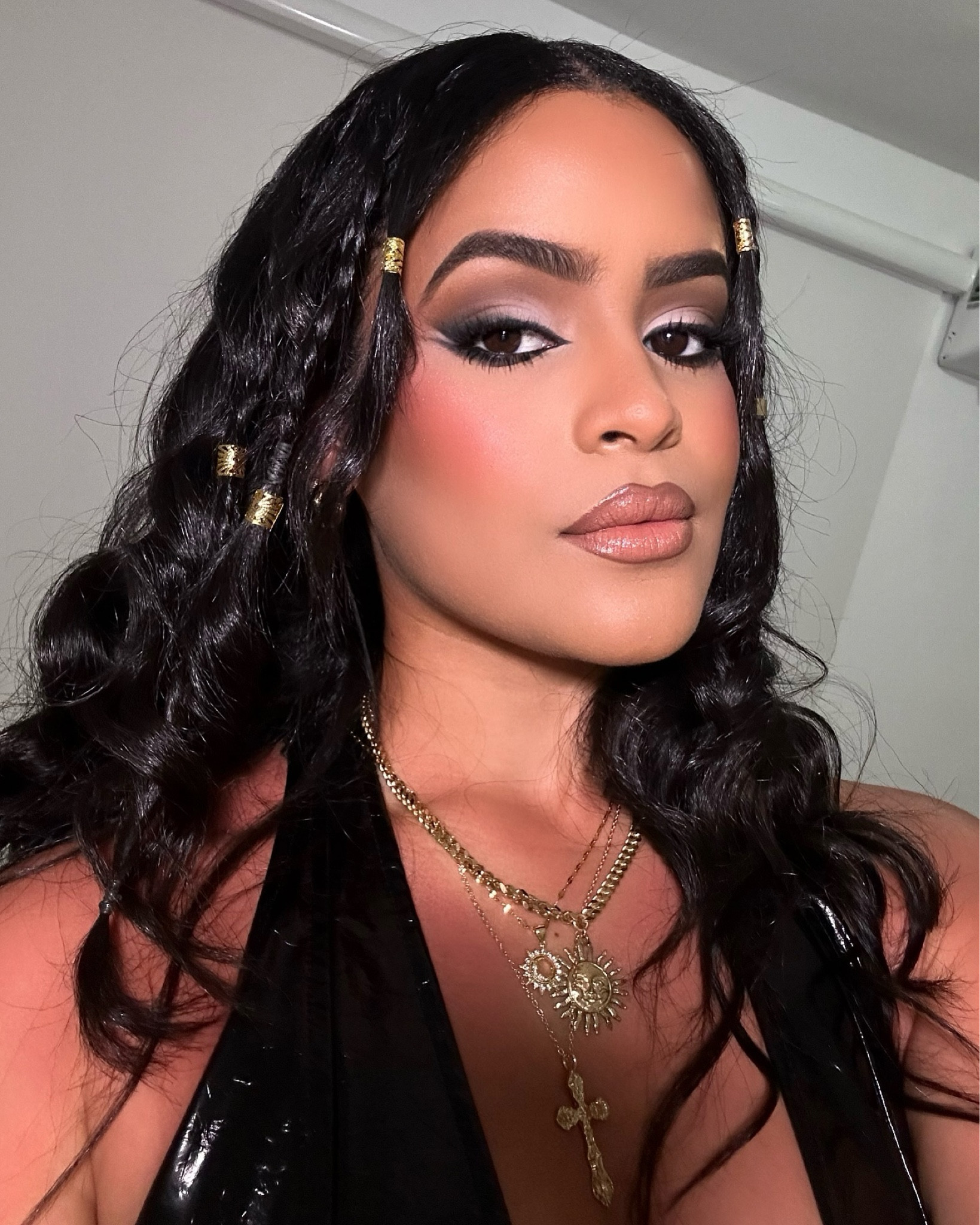 The double liner, smokey eye combo 🔥🔥🔥
.
.
EYES and BROWS:
@benefitcosmetics brow zings pro palette and 24HR clear brow setter 
@makeupbymario Master Mattes palette 
@lillylashes ‘Enticing’ lashes 
@urbandecaycosmetics 24/7 glide on waterproof pencil 
@lancomeofficial Lash Idôle mascara 
SKIN:
@elfcosmetics power grip primer 
@narsissist natural radiant longwear foundation 
@tartecosmetics shape Tate concealer 
Lancôme Teint Idôle ultra wear concealer for bronzer 
MakeupByMario soft pop blush stick shade ‘Pale Petal’ and soft pop powder blush shade ‘Poppy Pink’ 
@maccosmetics mineralized skin finish ‘Give Me Sun’ 
LIPS:
@makeupforever ‘Limitless Brown’ lipliner 
MakeupByMario ‘Sierra’ lipstick 
@morphebrushes ‘Flower Crown’ lipgloss 
.
.
#mrodriguez_xo #maccosmetics #mootd #makeup #makeup #makeuptutorial #makeuplooks #benefitclubpink #benefitcosmetics #benefitbrows #morpheglamfam #makeuplook