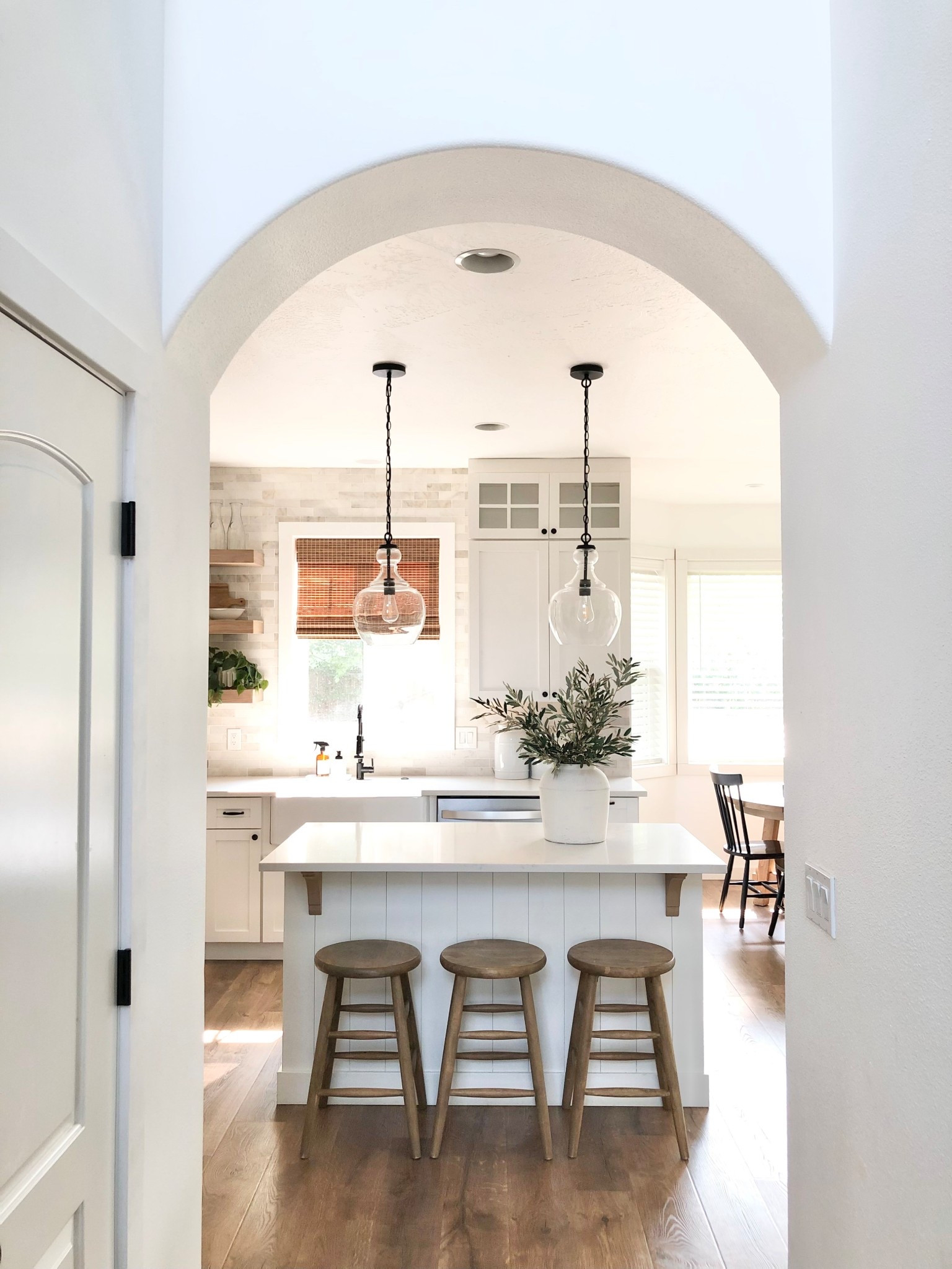 Spruce house kitchen sources

Barstools, kitchen hardware, pendant lighting, pottery barn dupe, white kitchen, kitchen inspiration, kitchen design, home decor, home design

#LTKHome