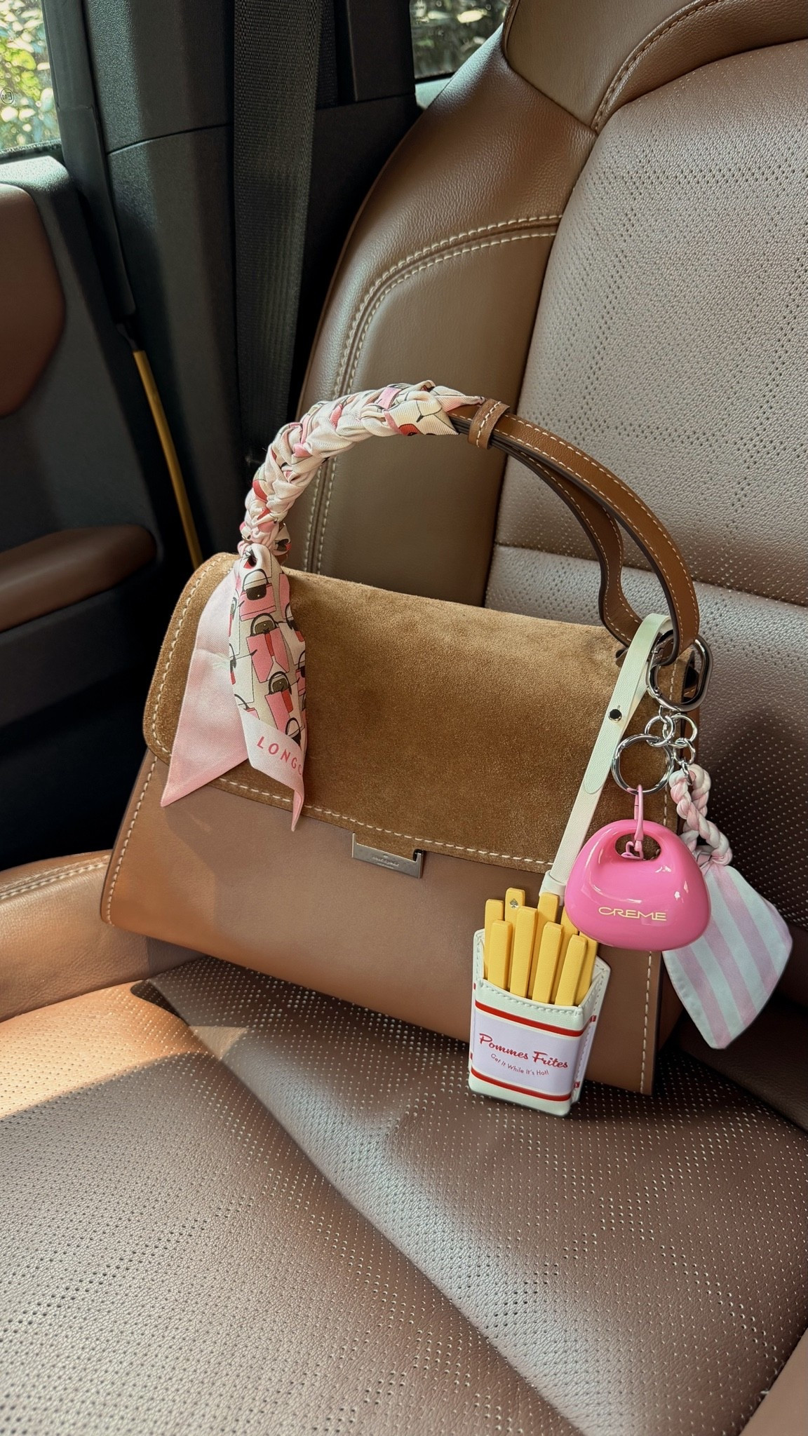 Bag of the day 🍟
Kate spade Riley top handle bag
Kate spade French fry bag charm
Victoria’s Secret bow charm
Creme lip and cheek cream charm