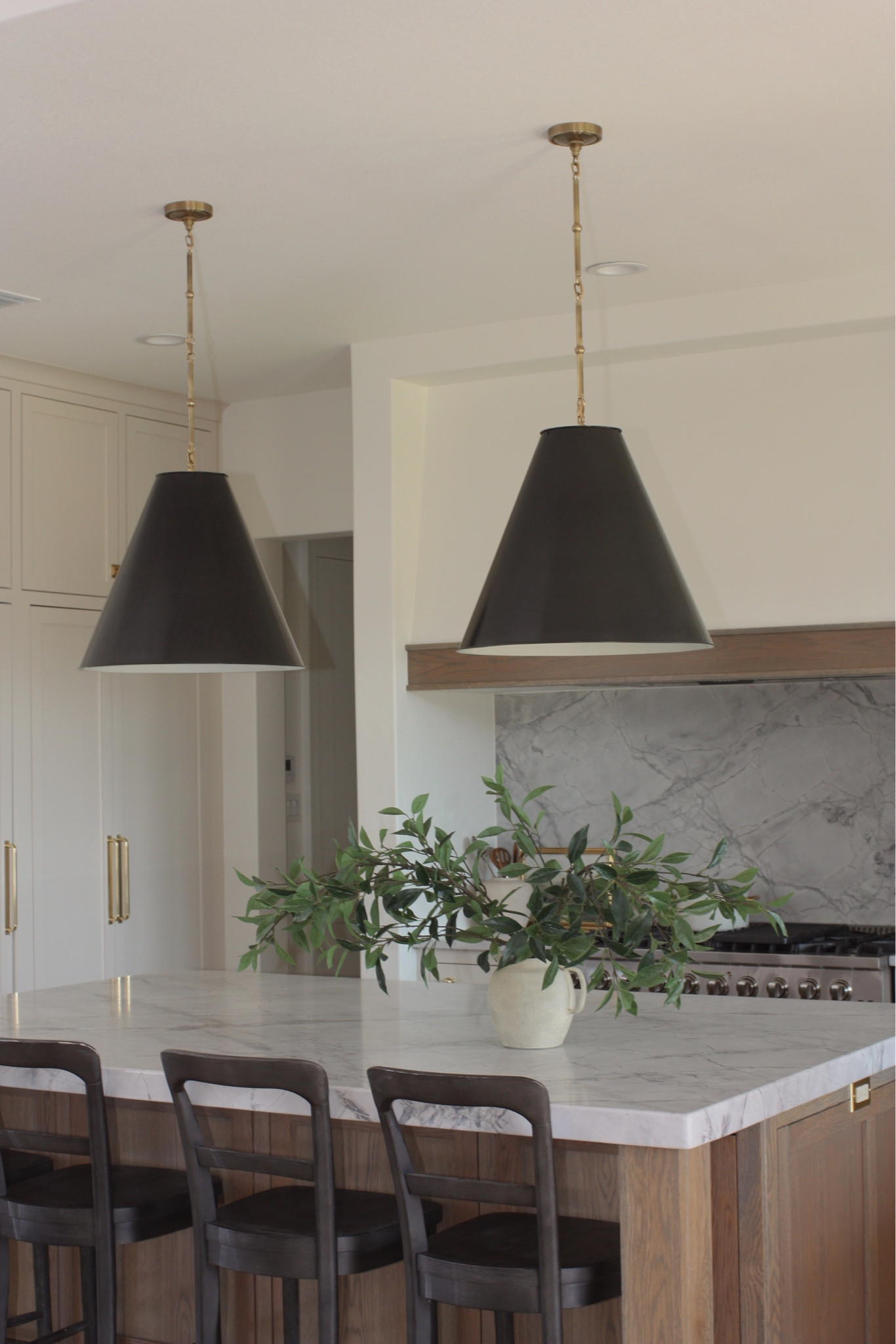 #VestResidence Kitchen Links🔗🤍


Faux stems. Visual comfort lighting. Kitchen faucet. Cabinet hardware. Rejuvenation. Gas range. 48" range. Kohler. Forno. Bar stools. 

#LTKhome