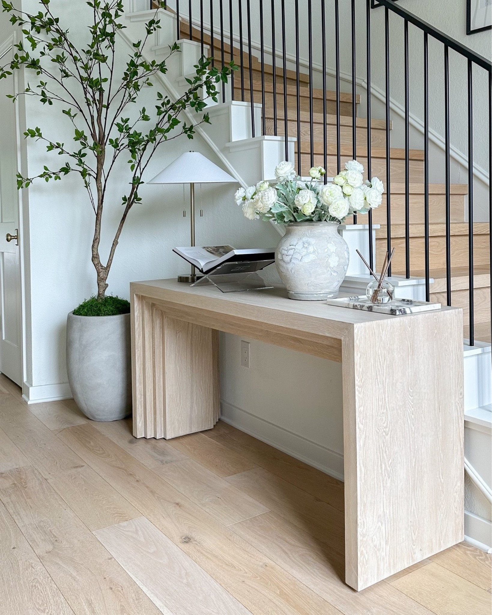 Entryway console and decor! 

#LTKHome #LTKStyleTip #LTKFindsUnder50