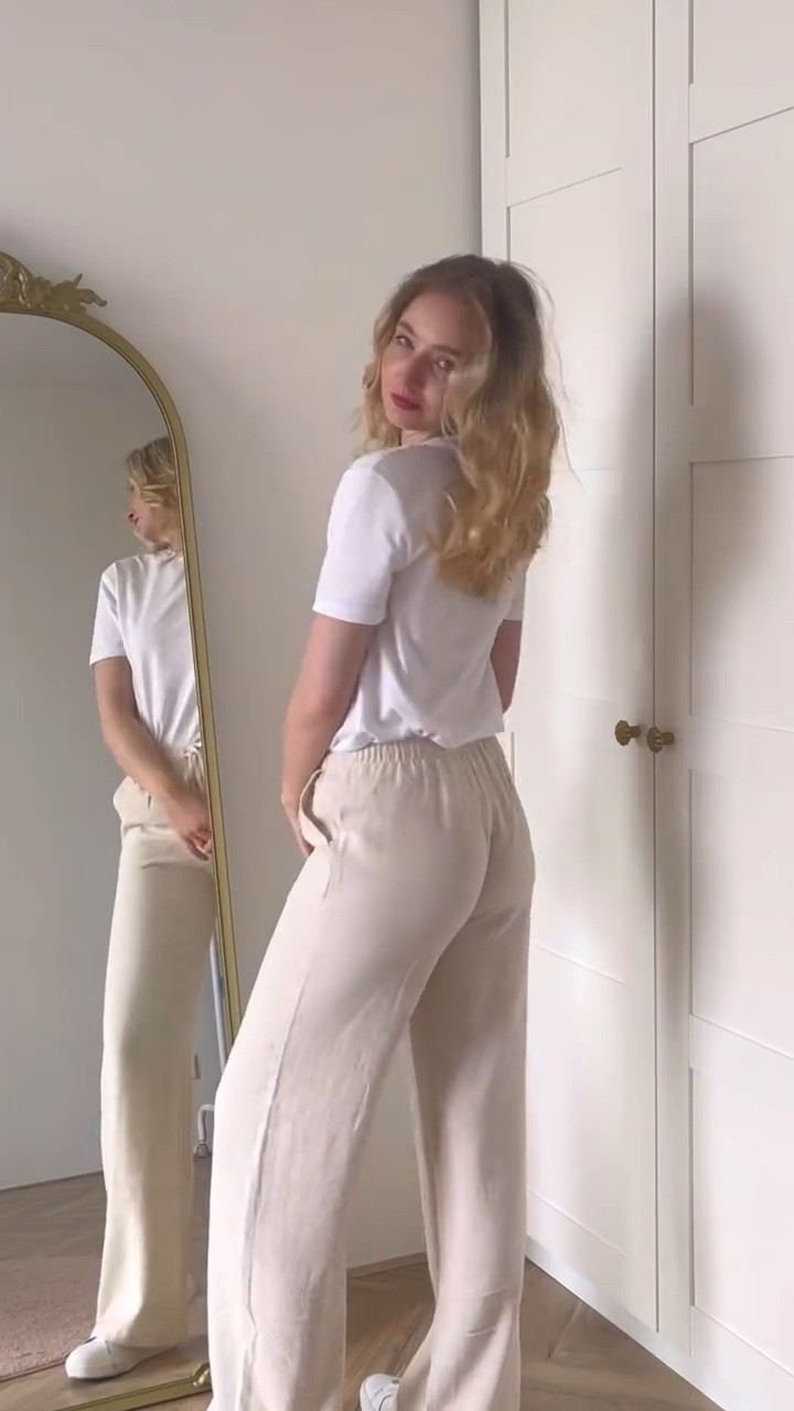 A white T-shirt and linen trousers: how to style them for different occasions! 🤍

Todays look: the classy casual look!
I’ll be living in these @stradivarius linen blend trousers this summer, they’re so comfy and look very chic. ☀️

🎀outfit details will be linked via my bio

#summerstyle #linentrousers #linen #summerlook #summermusthave #stradivarius #summervibes #classystyle #howtostyle #howtowear #elegantstyle #oldmoneystyle #oldmoneyoutfits