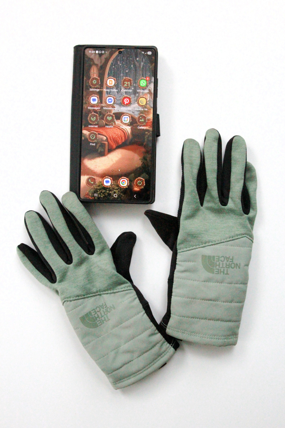 It may be the first day of spring, but it’s still snowing where I live, so I’m definitely still using my winter staples. These gloves have been perfect for walks and hikes — very warm, comfortable, and I can still use my phone thanks to the touchscreen-compatible fingertips. A really good practical find for cold weather. ❄️🤍

#gloves #wintergloves #touchscreengloves #winteraccessories #outdoorwear #hikinggear #walkingeveryday 

 #LTKfitnessgoals #LTKSeasonal #LTKActive