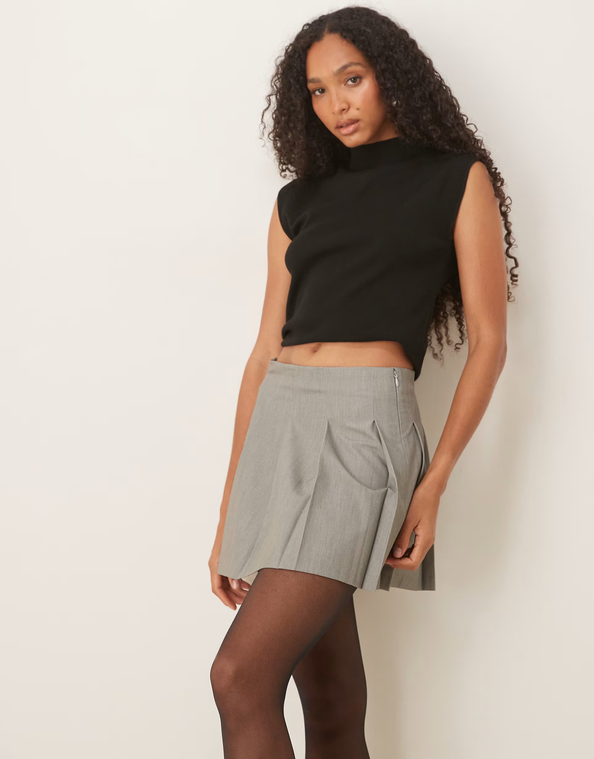ASOS DESIGN – Kurzer, eleganter Faltenrock in Grau | ASOS (Global)