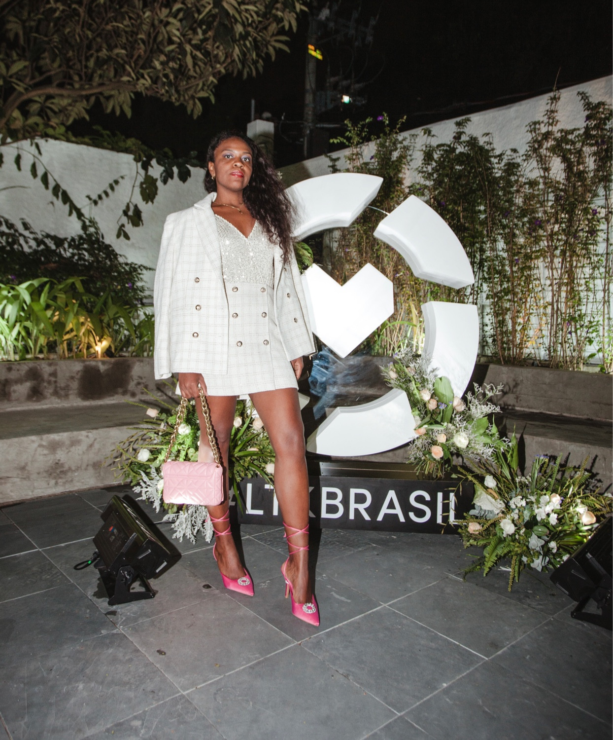  Uma dica para dar uma empoderada no look é usar um BLAZER mais estruturado. 

 O TWEED está bem em alta nesse Outono Inverno e amo a ideia de compor o look com SCARPIN COM AMARRAÇÃO  para dar um toque elegante e fashion 

#LTKbrasil #LTKstyletip #LTKbeauty