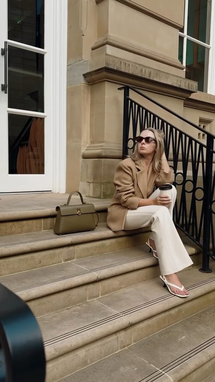 There’s a certain kind of confidence that comes from simplicity—clean lines, soft tones, and a quiet elegance that doesn’t need to ask for attention.
AD @cafune.official 

#LuxuryLifestyle #ModernElegance #HighEndStyle #cafune #FashionItGirl