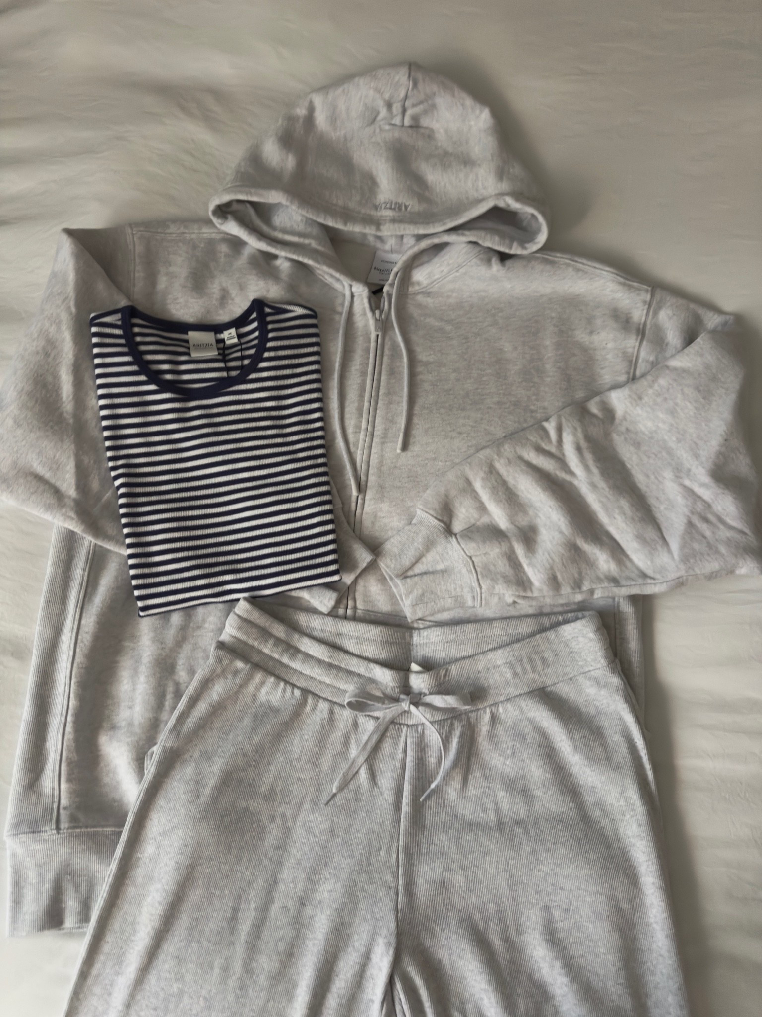 Heather cloud white set + harbor navy homestretch tee 💙

#comfyclothes #aritzia #haul #loungewear #summer #stripes #outfitinspo

#LTKSaleAlert #LTKSeasonal #LTKTravel