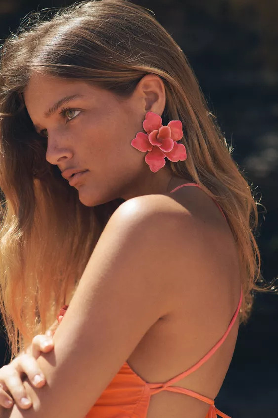 Maxi earrings in the shape of a raised ceramic-effect enameled flower. Butterfly closure. | Zara US