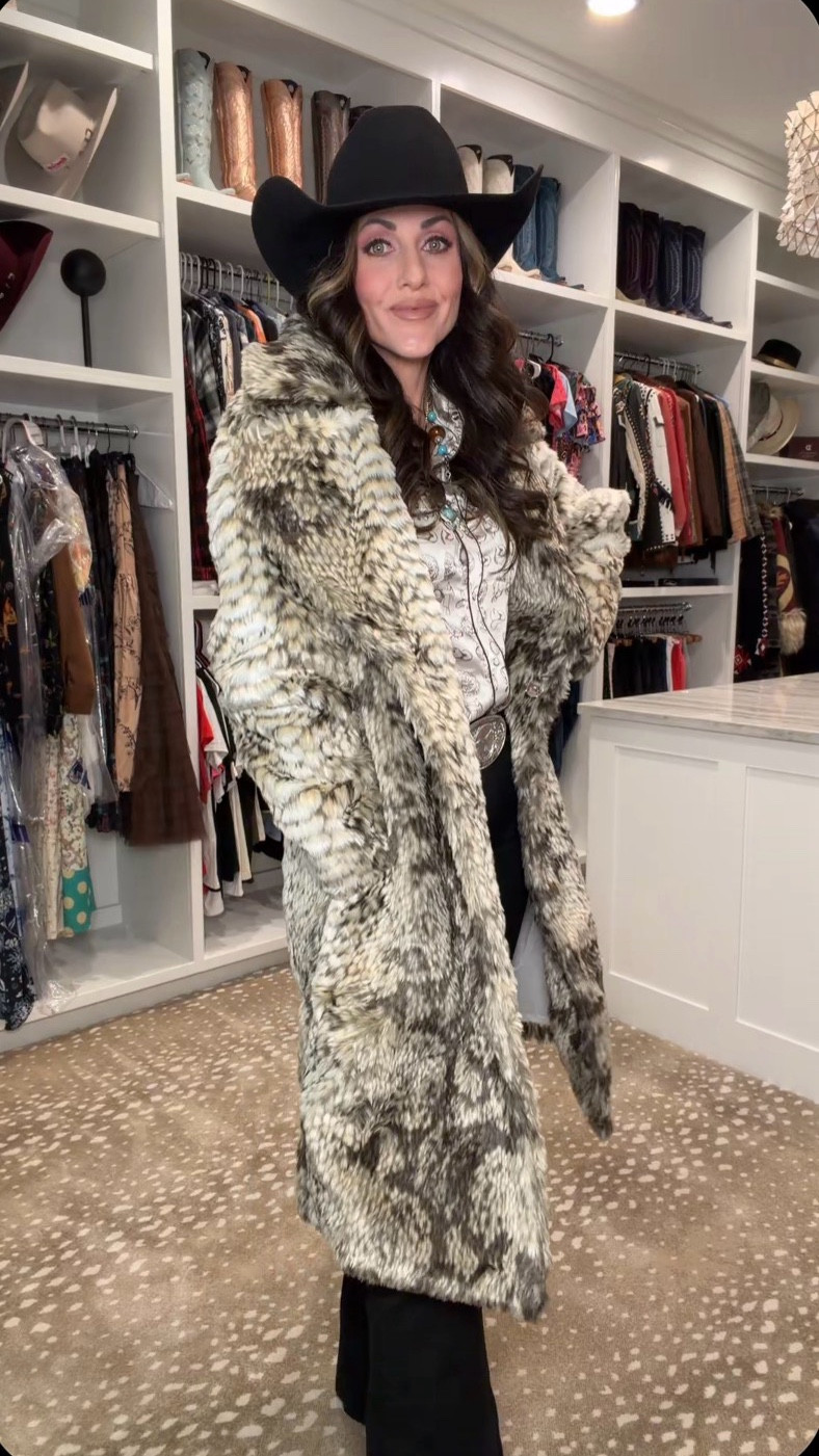 Me: “I love a very low-key casual outfit.”
Also me: shows up in snakeskin fur like this is completely normal 🐍 

#LTKootd #LTKValentine #LTKgrwm