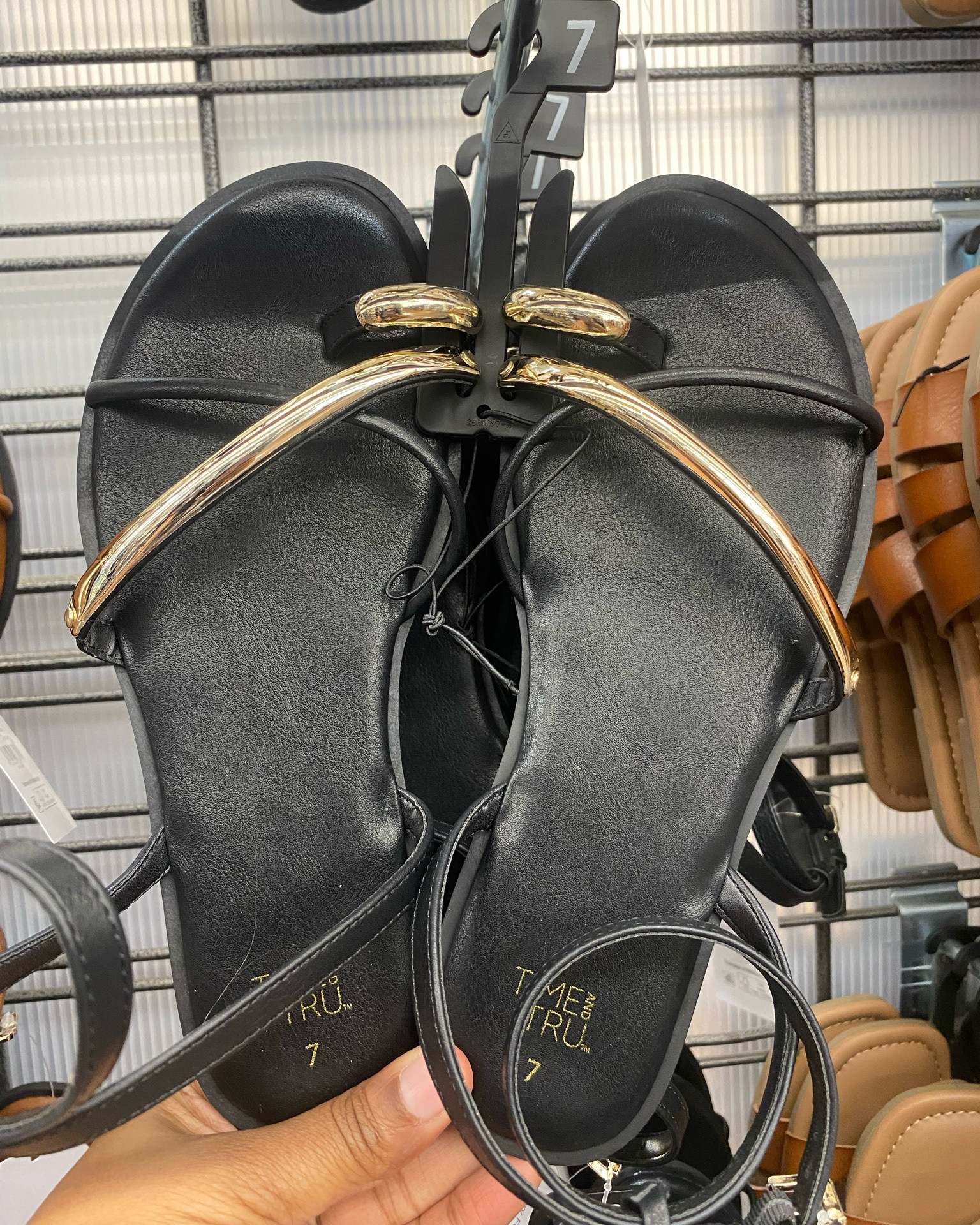 Cute sandals & sunny plans 😎