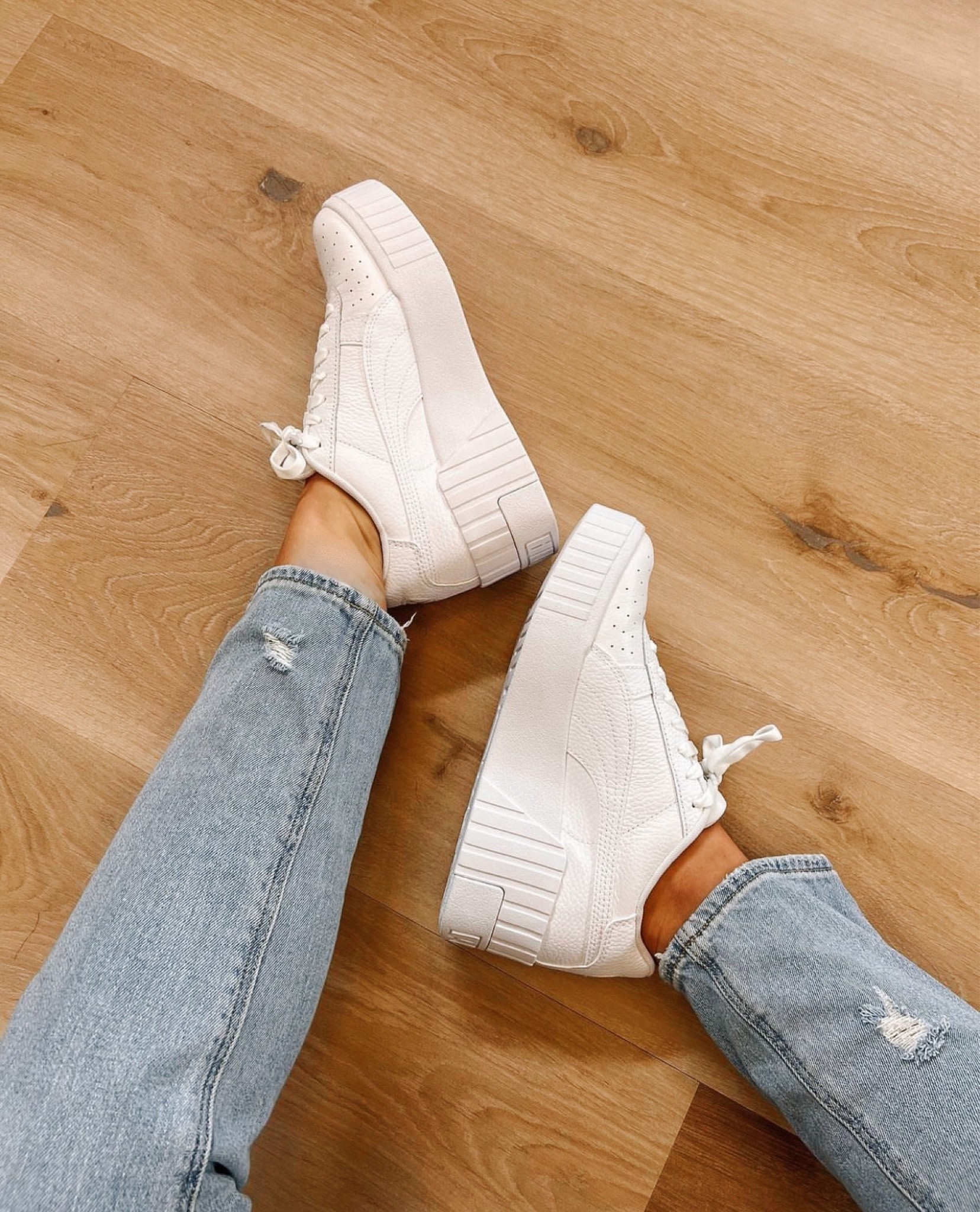 White wedge outlet sneakers outfit