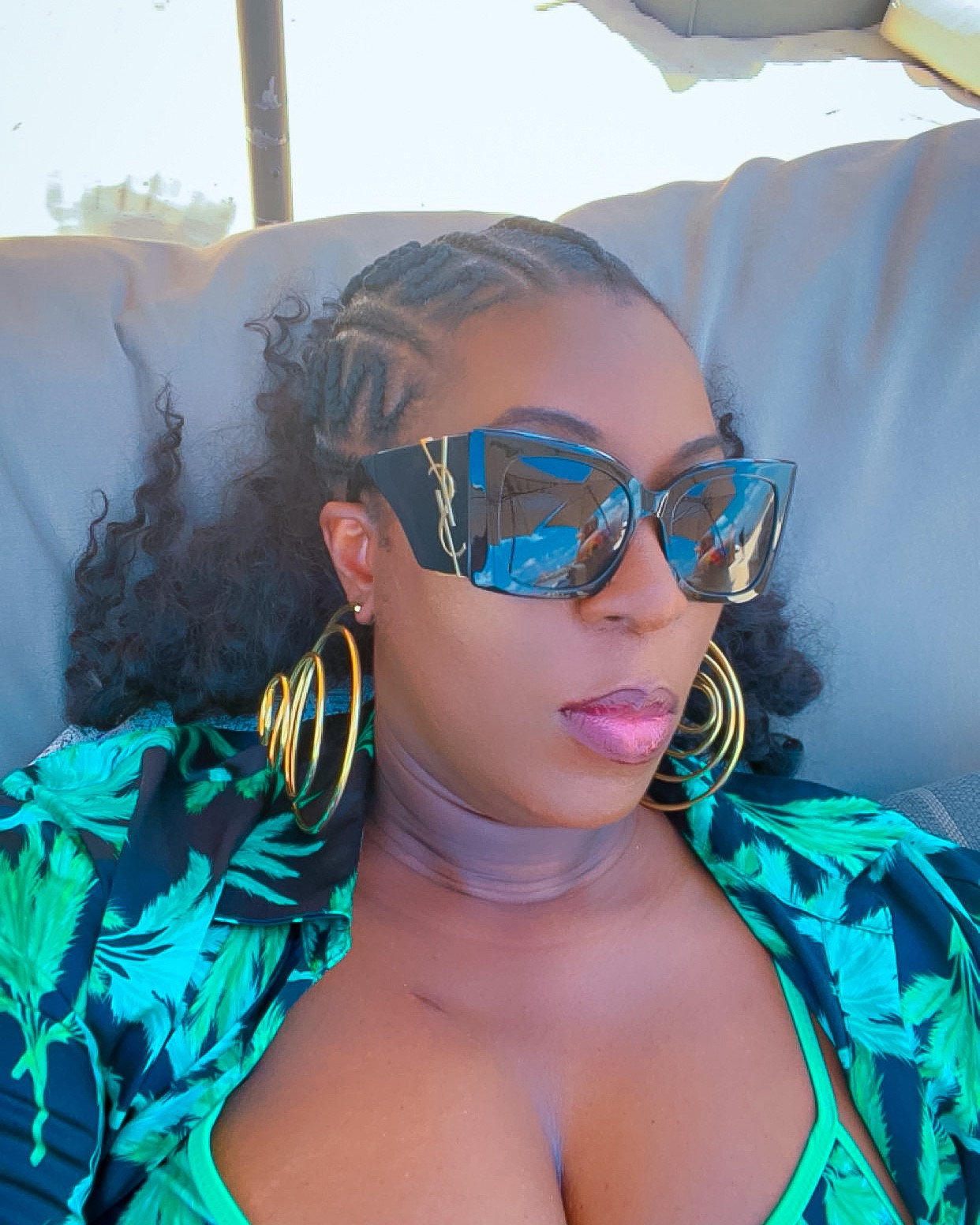 Statement sunglasses 


#LTKSaleAlert #LTKTravel #LTKStyleTip