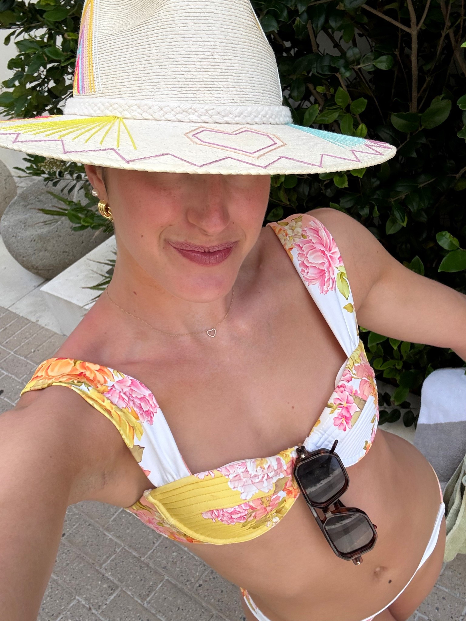 New favorite swimsuit and hat ! 