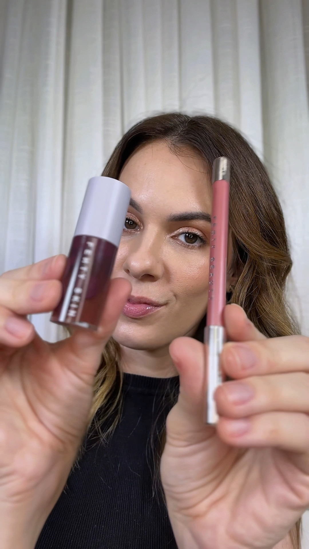 Hoje é dia de lip combo da Fenty Beauty ✨ 
 
Que eu amei o lápis labial vocês já sabem mas comprei agora o Lip Oil que chegou com a linha Fenty Skin e ele já ganhou um espaço reservado na minha bolsa! 
 
Eu amo usar Lip Oil no dia a dia e esse tem uma textura muito gostosa e deixou os meus lábios bem hidratados! 
 
Amei também esse aplicador grandão e à vontade é ficar passando nos lábios de cinco em cinco minutos 😅 

Comprei na cor Black cherry e ele dá um toque sutil de cor! Achei bem interessante essa mistura com o lápis Riri! Gostaram? 
 
 
 

 
 
#asquartasusamosrosa #fentybeauty #fentyskin #lipoil #sephorabrasil

#LTKbeleza #LTKbrasil