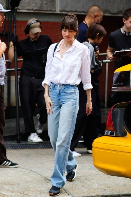 Shop Dakota Johnson's look at @Nordstrom her affordable button front white top, straight leg high jeans, sneakers and leather tote bag #Nordstrom #NordstromPartner


#LTKStyleTip #LTKFindsUnder100 #LTKFindsUnder50