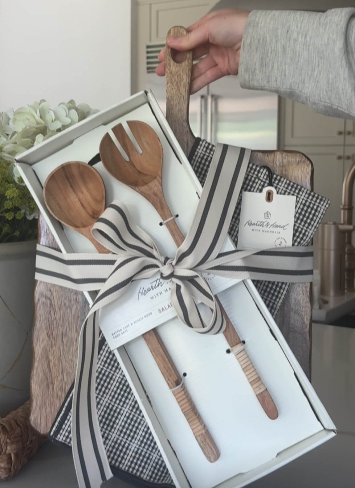 Cutest $50 housewarming gift to bring to your next dinner party that your host will actually use!

Hosting gift, new home gift, housewarming gift, hostess gift. 