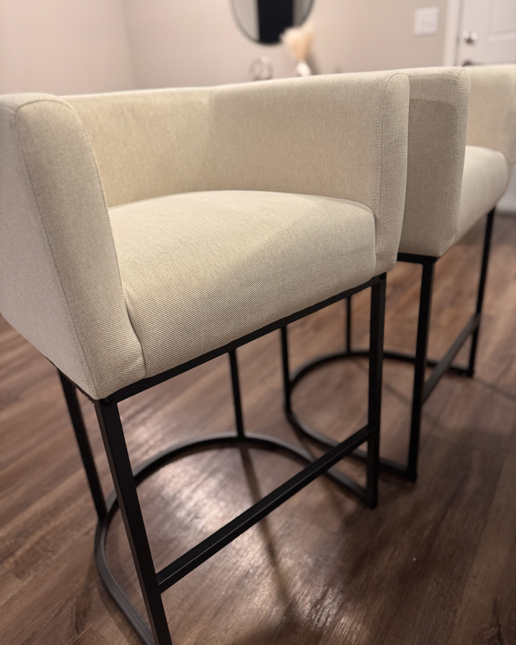 I’m obsessed with my new barstools.

#LTKHome