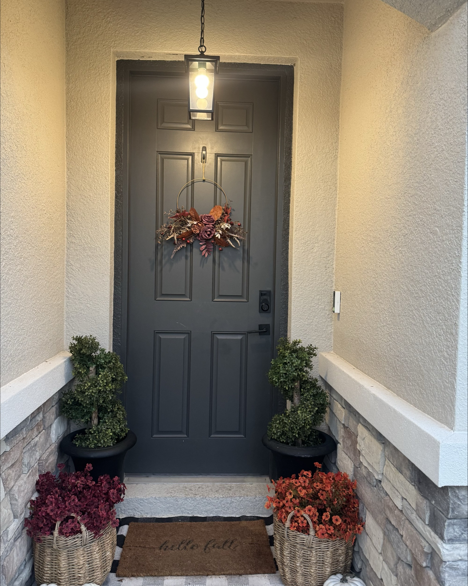 ✨ Front porch glow-up ✨
I added this modern black + clear glass pendant and it instantly elevated the whole entryway. Sleek, timeless, and perfect for indoor or outdoor spaces. Linking it here so you can snag the same one for your porch too!

#ltkhome #outdoorlighting #porchgoals #ltksalealert #modernporch #pendantlight


#LTKSaleAlert #LTKHome
