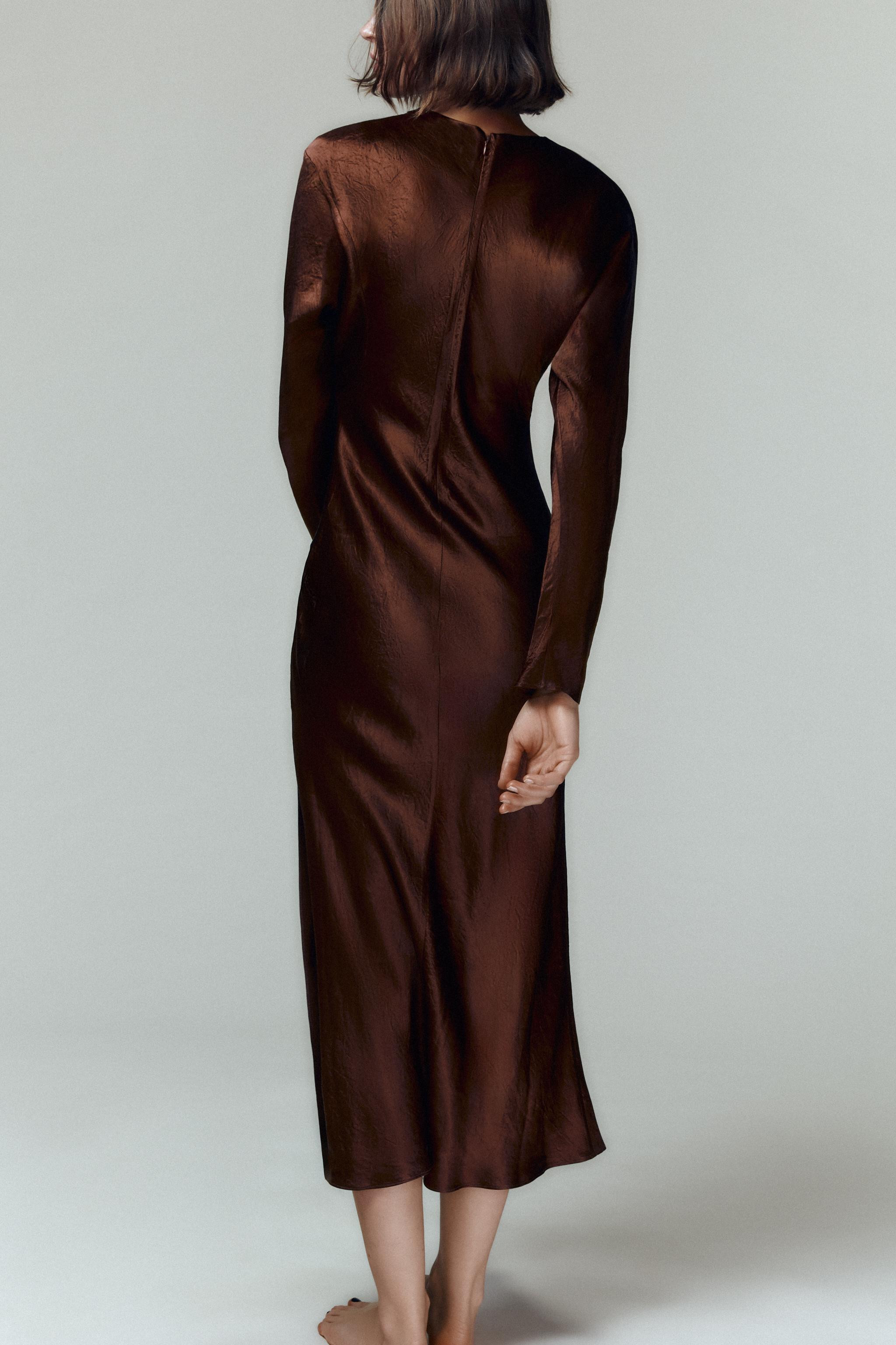 MITTELLANGES KLEID MIT KNITTER-EFFEKT UND ZIERFALTEN | Zara DE